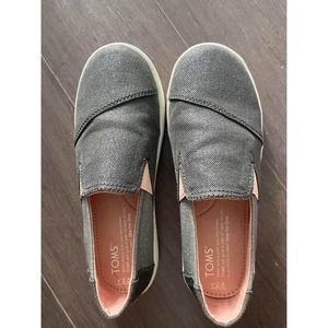 NEW! TOMS Girls shoes size 2.5 Y Gray Pink - Retail $49